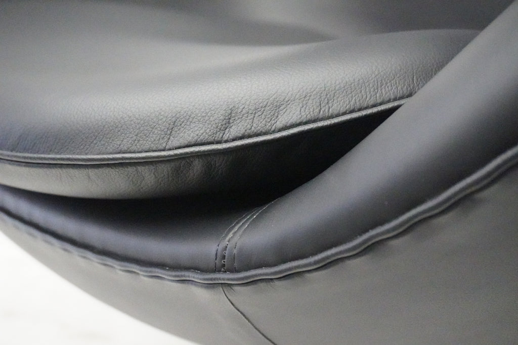 Fritz Hansen Egg Chair & Ottoman von Arne Jacobsen