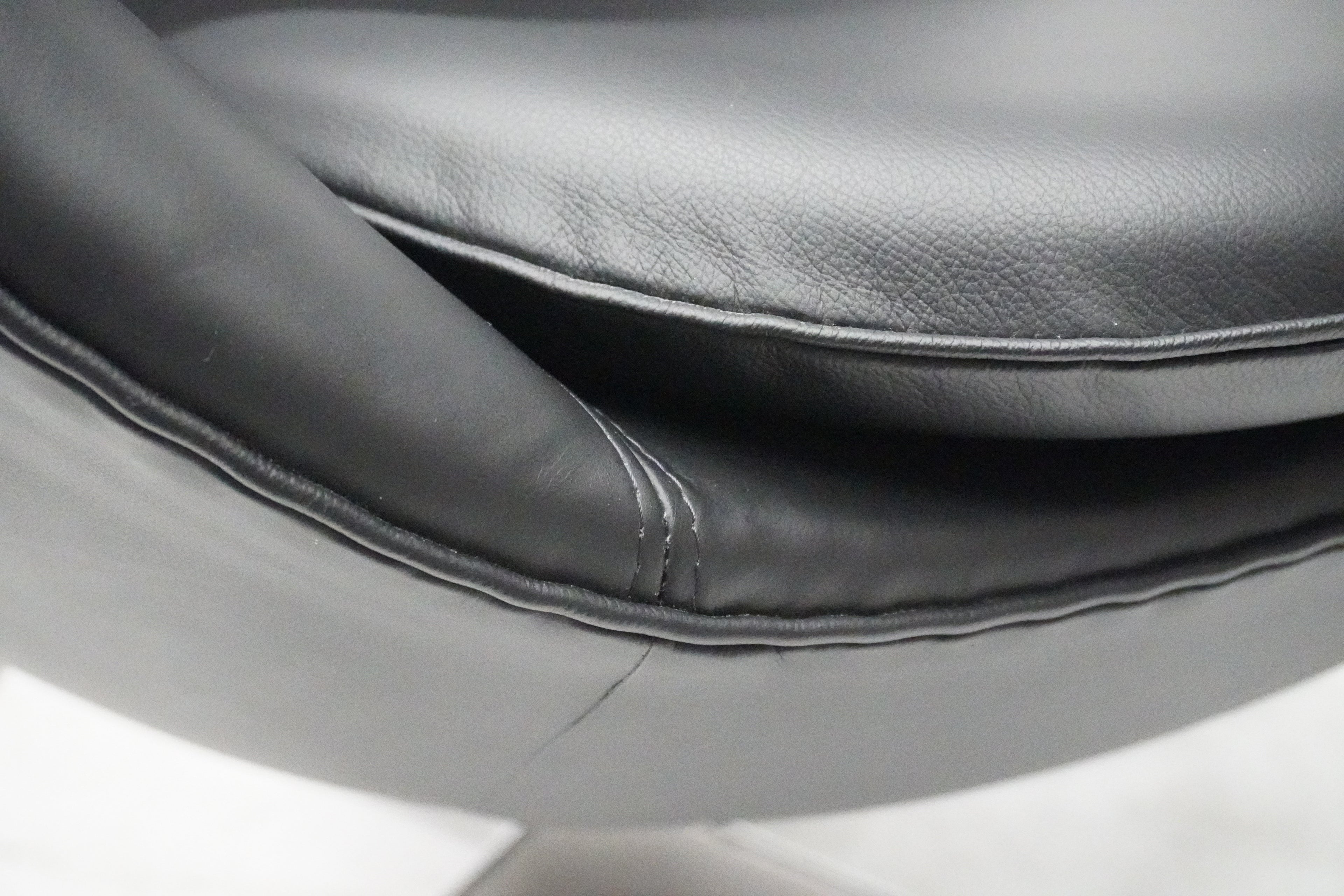 Fritz Hansen Egg Chair & Ottoman von Arne Jacobsen