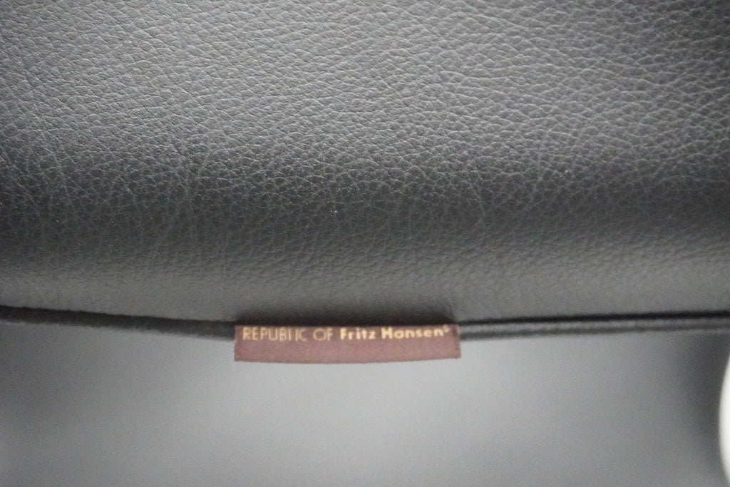 Fritz Hansen Egg Chair & Ottoman von Arne Jacobsen