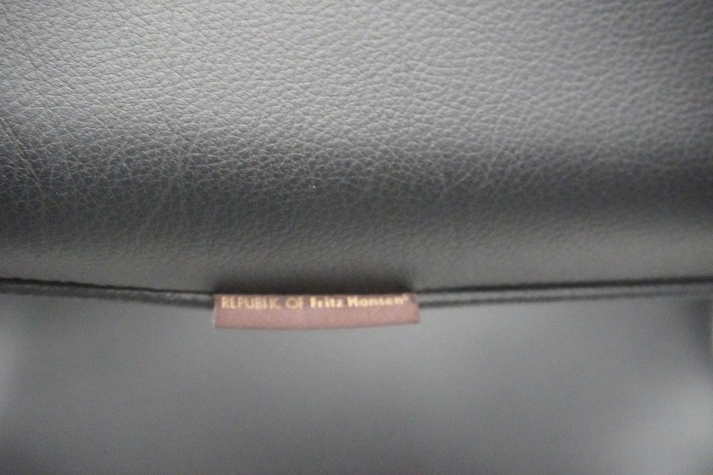 Fritz Hansen Egg Chair & Ottoman von Arne Jacobsen