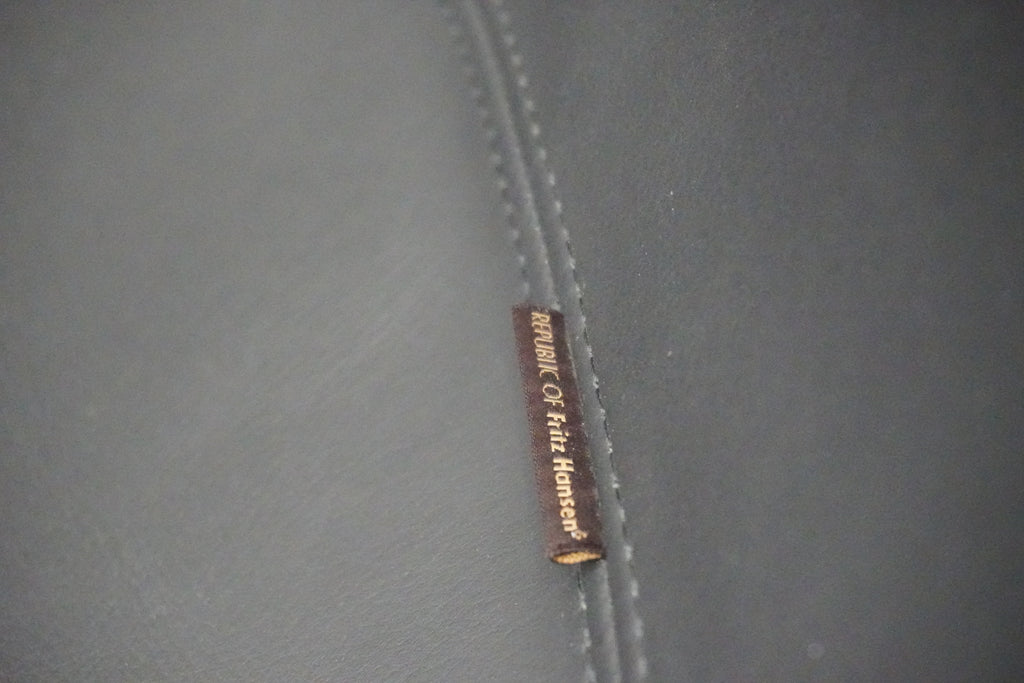 Fritz Hansen Egg Chair & Ottoman von Arne Jacobsen