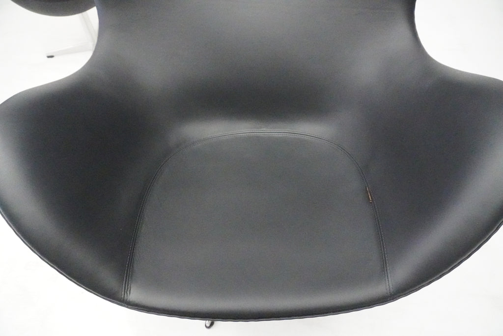 Fritz Hansen Egg Chair & Ottoman von Arne Jacobsen