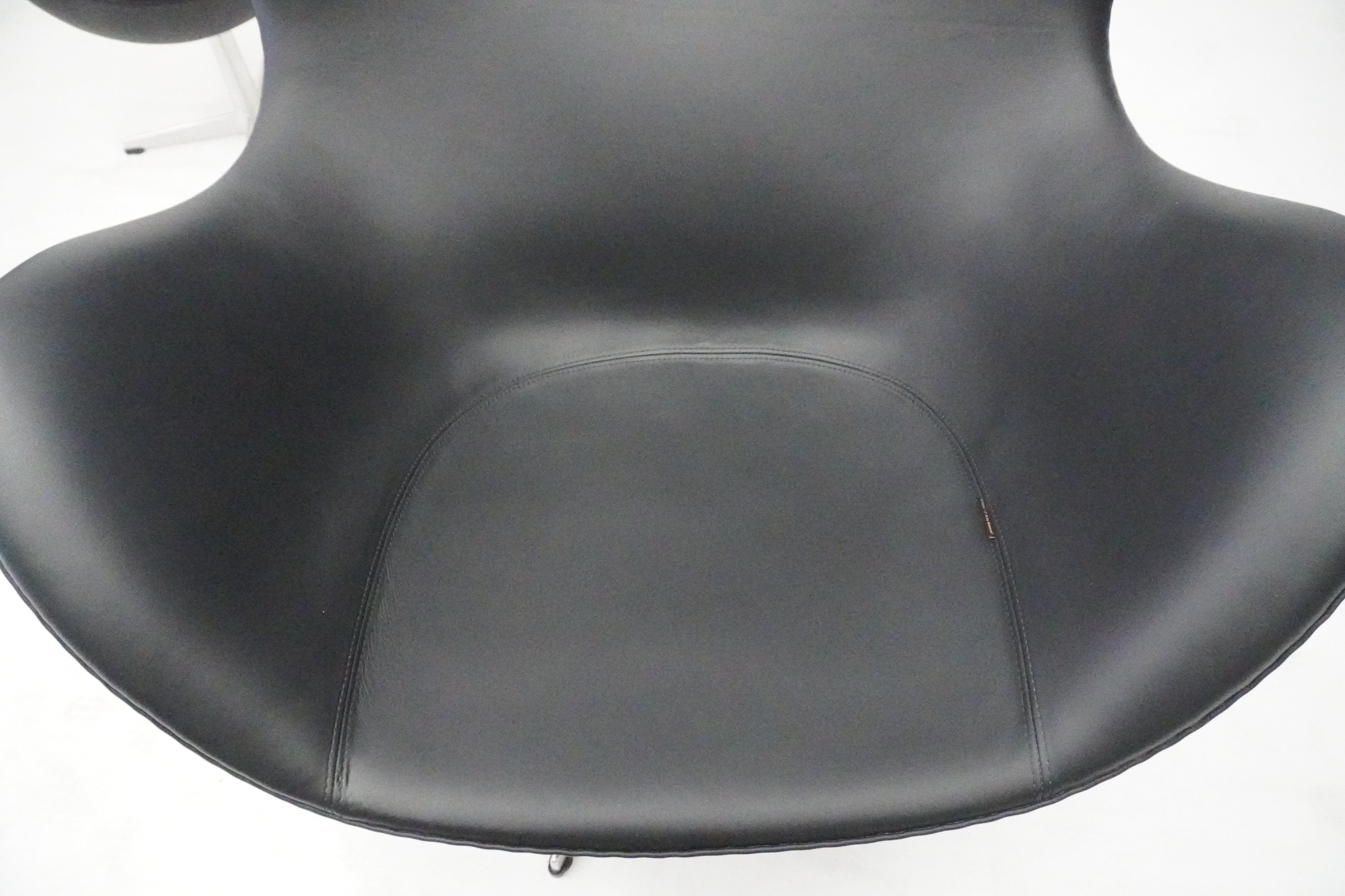 Fritz Hansen Egg Chair & Ottoman von Arne Jacobsen