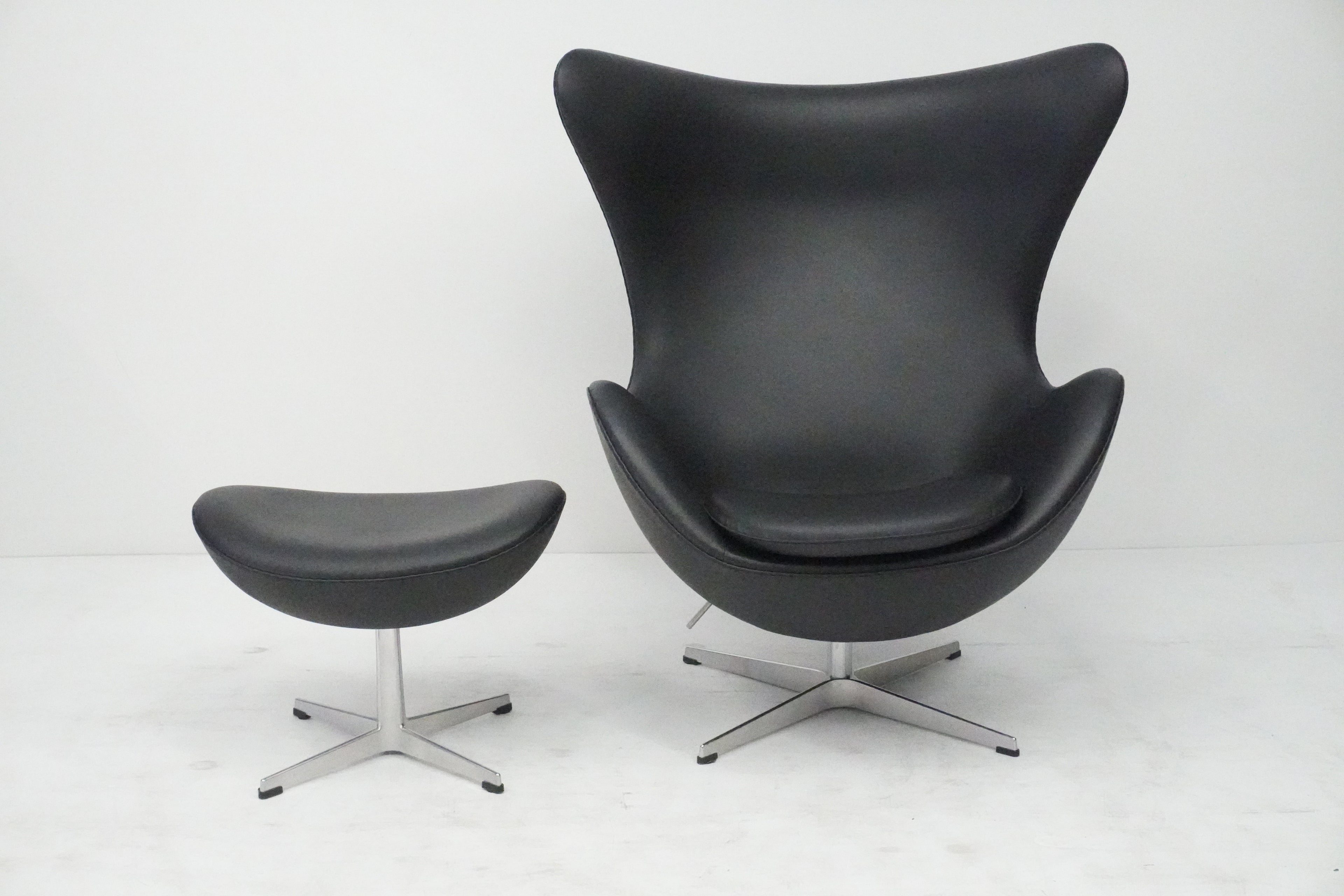 Fritz Hansen Egg Chair & Ottoman von Arne Jacobsen