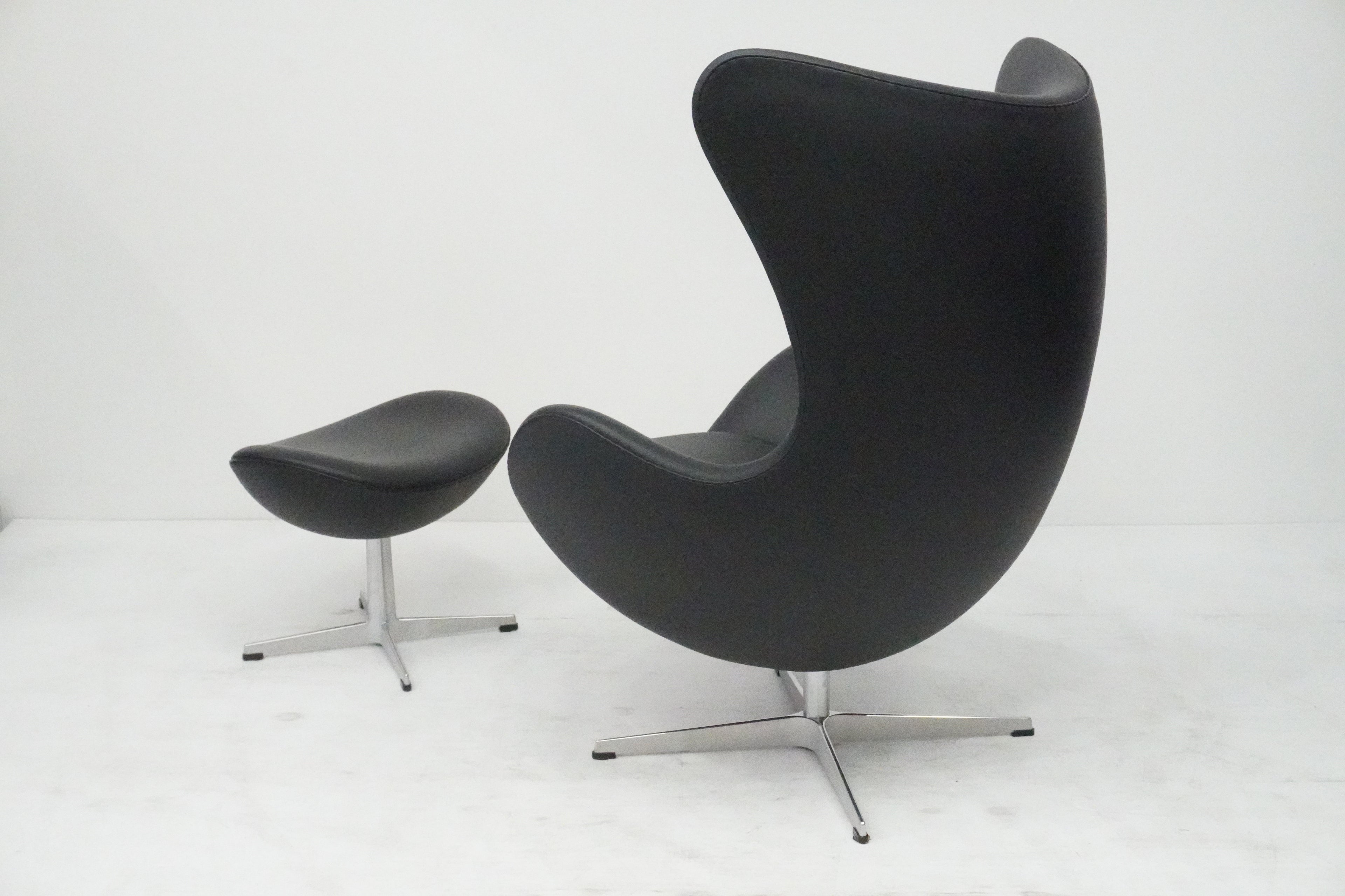 Fritz Hansen Egg Chair & Ottoman von Arne Jacobsen