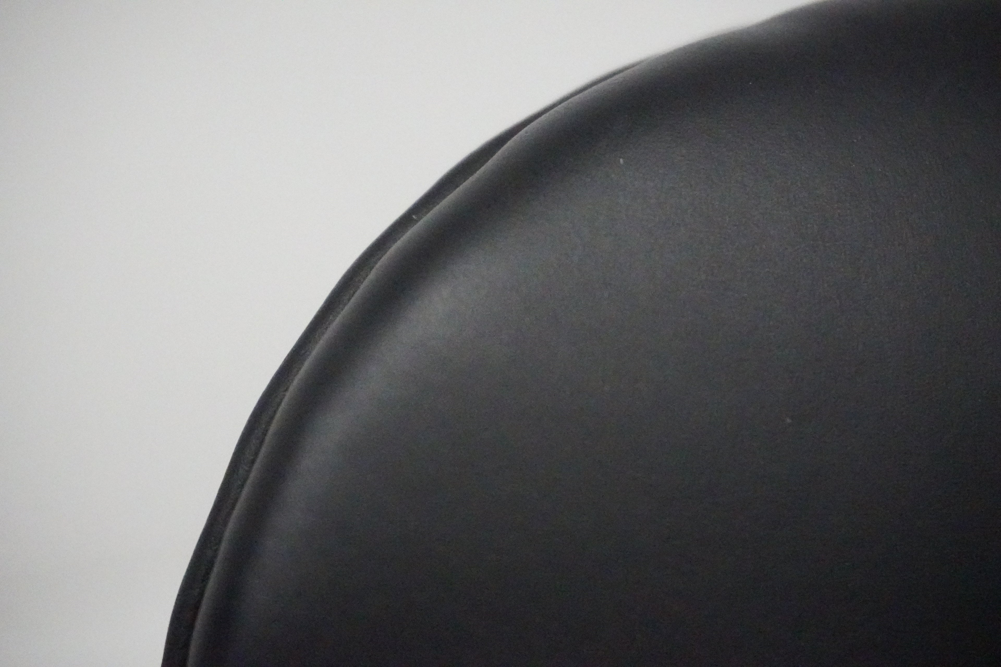 Fritz Hansen Egg Chair & Ottoman von Arne Jacobsen