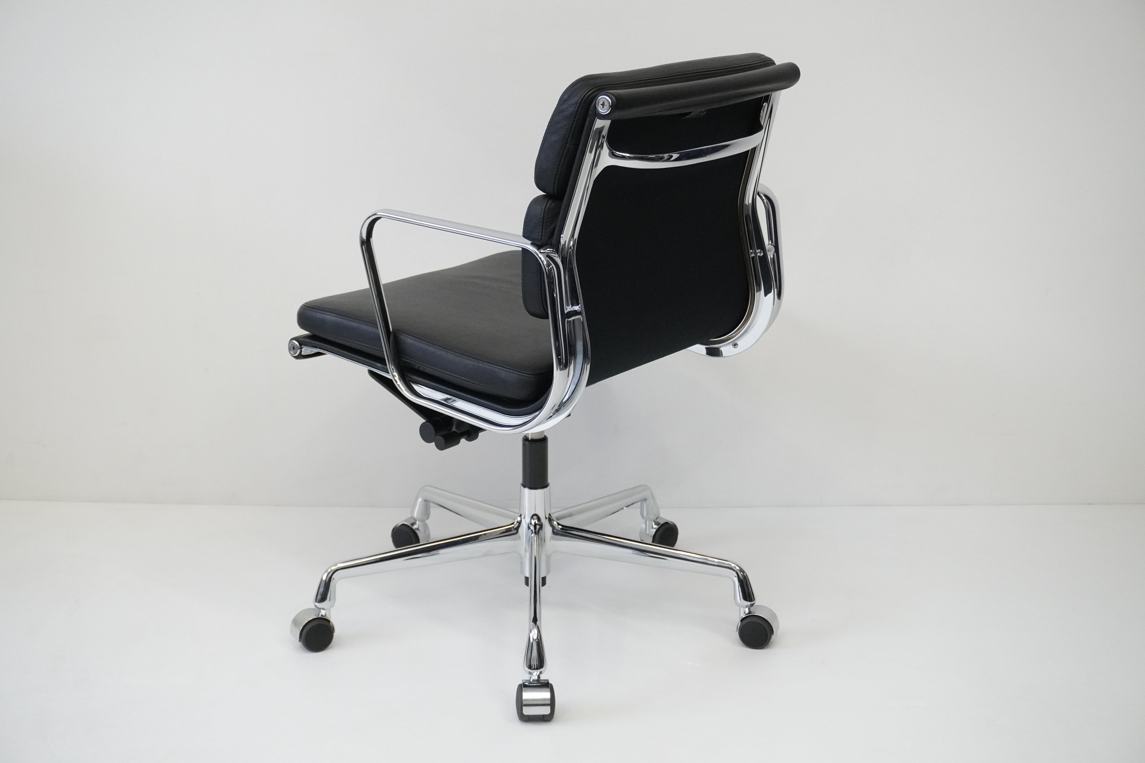 Vitra - Soft Pad Chair EA208 - Leder nero