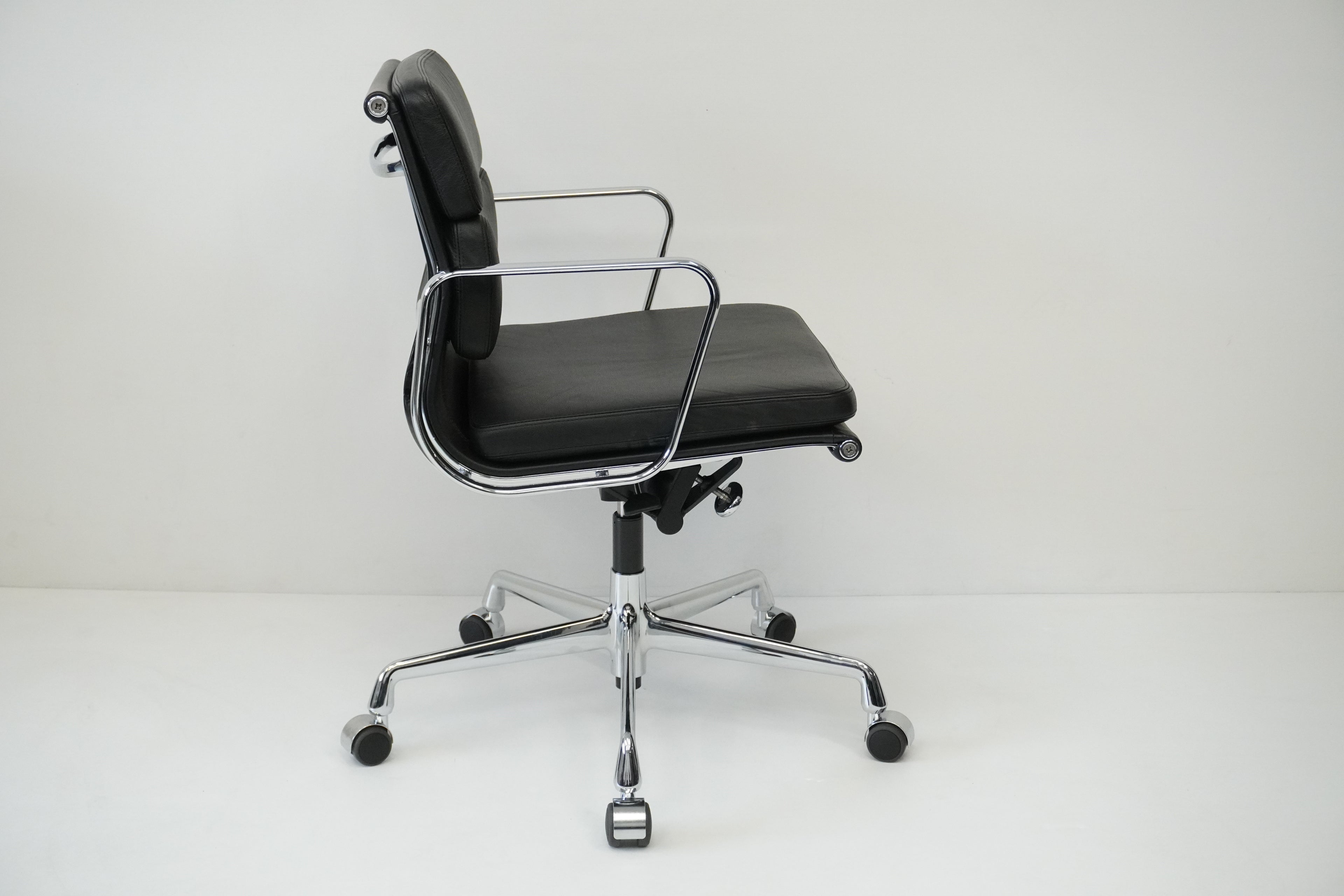 Vitra - Soft Pad Chair EA208 - Leder nero