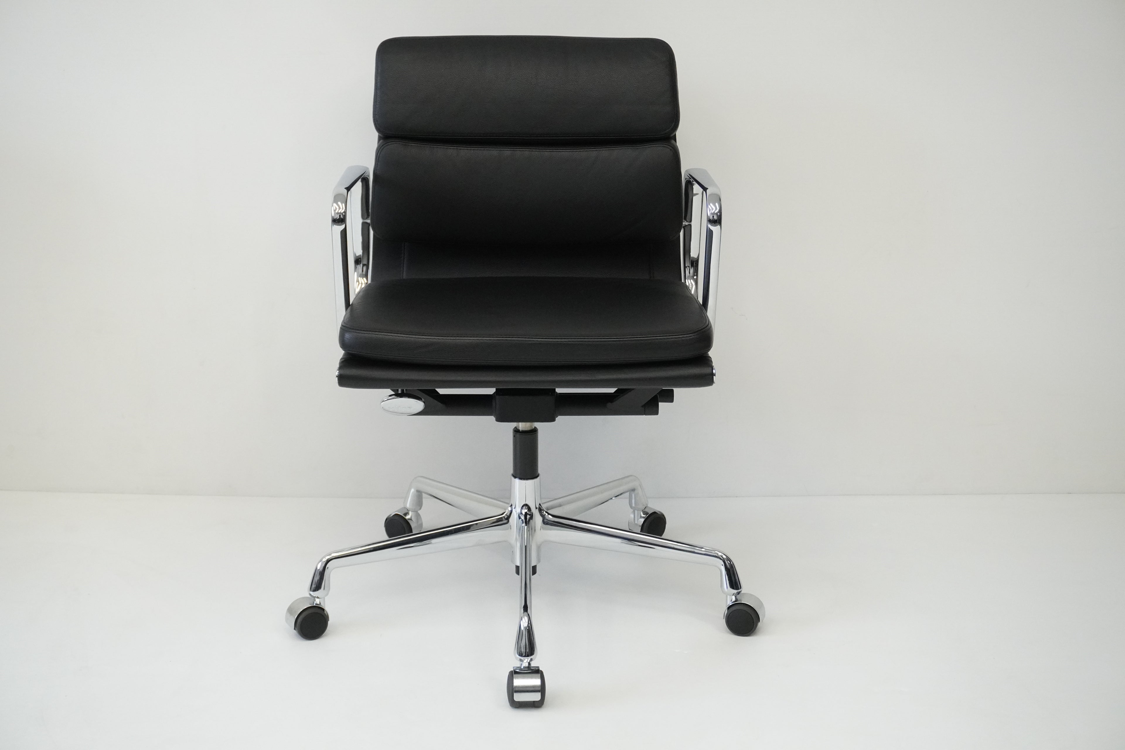 Vitra - Soft Pad Chair EA208 - Leder nero
