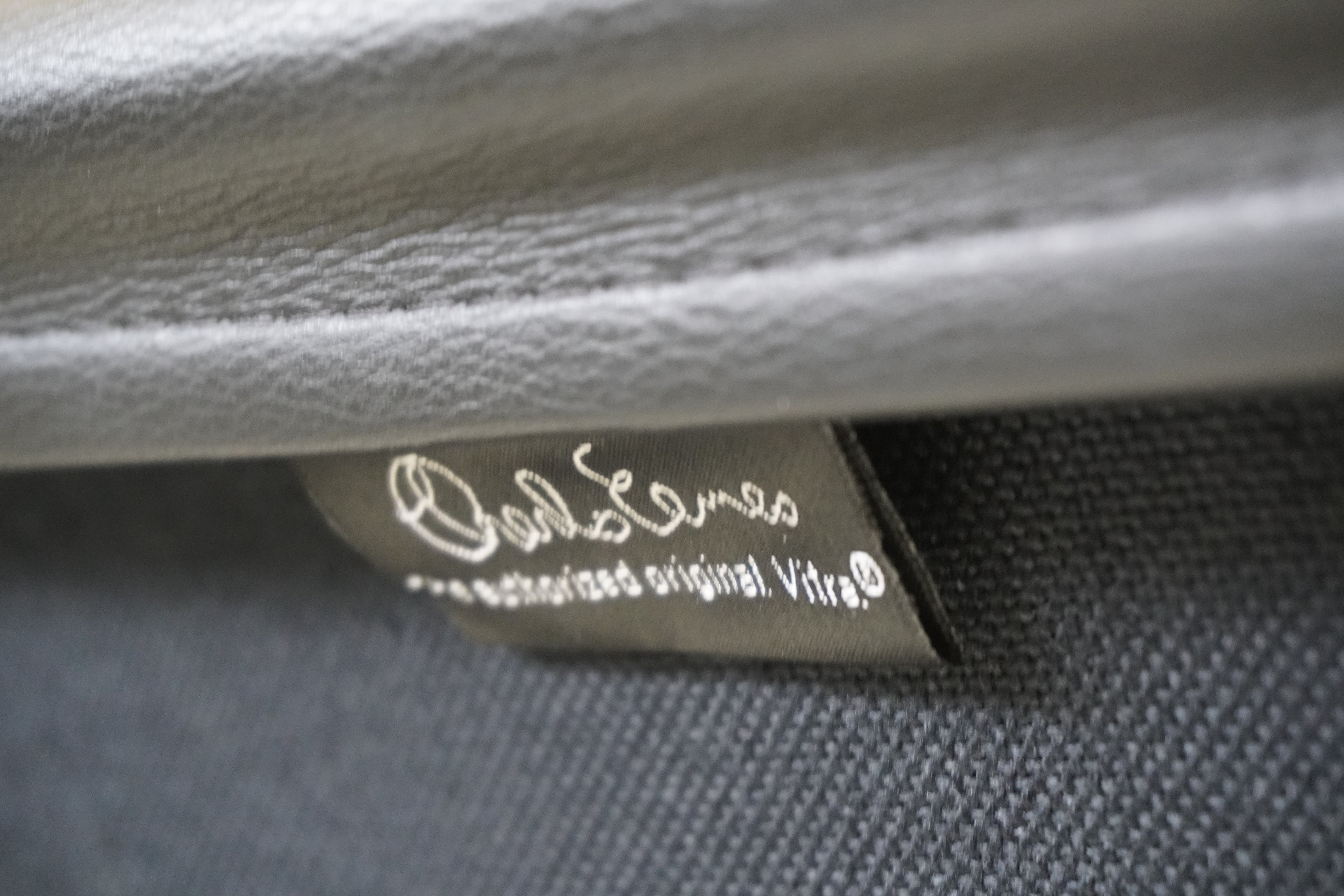 Vitra - Soft Pad Chair EA208 - Leder nero