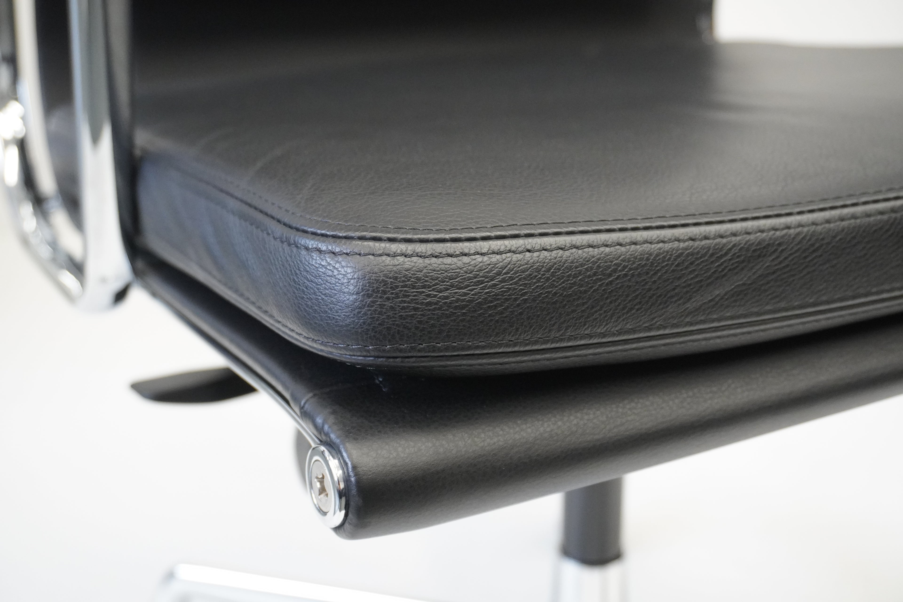 Vitra - Soft Pad Chair EA208 - Leder nero