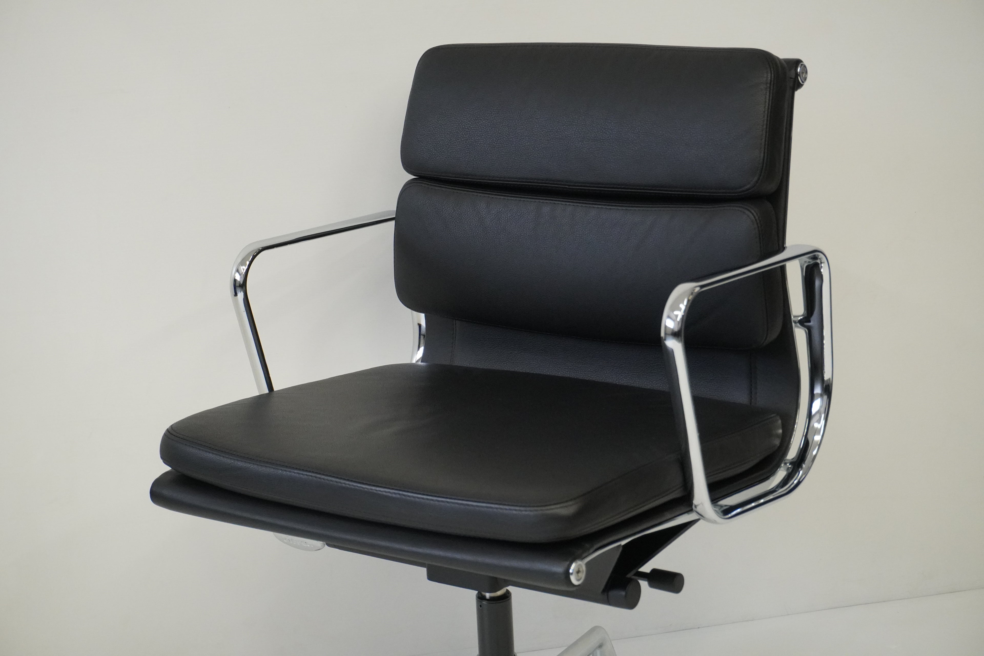 Vitra - Soft Pad Chair EA208 - Leder nero