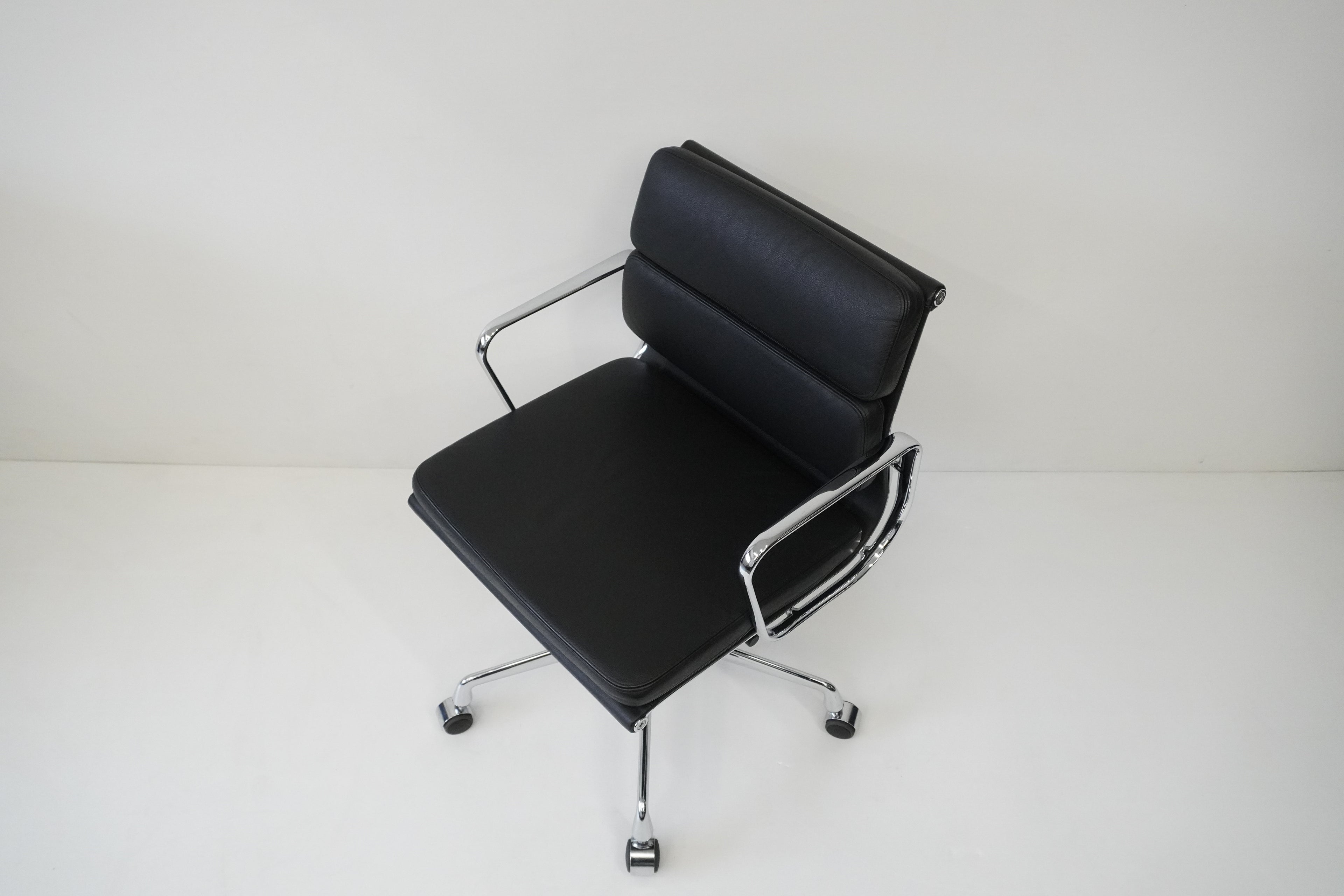 Vitra - Soft Pad Chair EA208 - Leder nero
