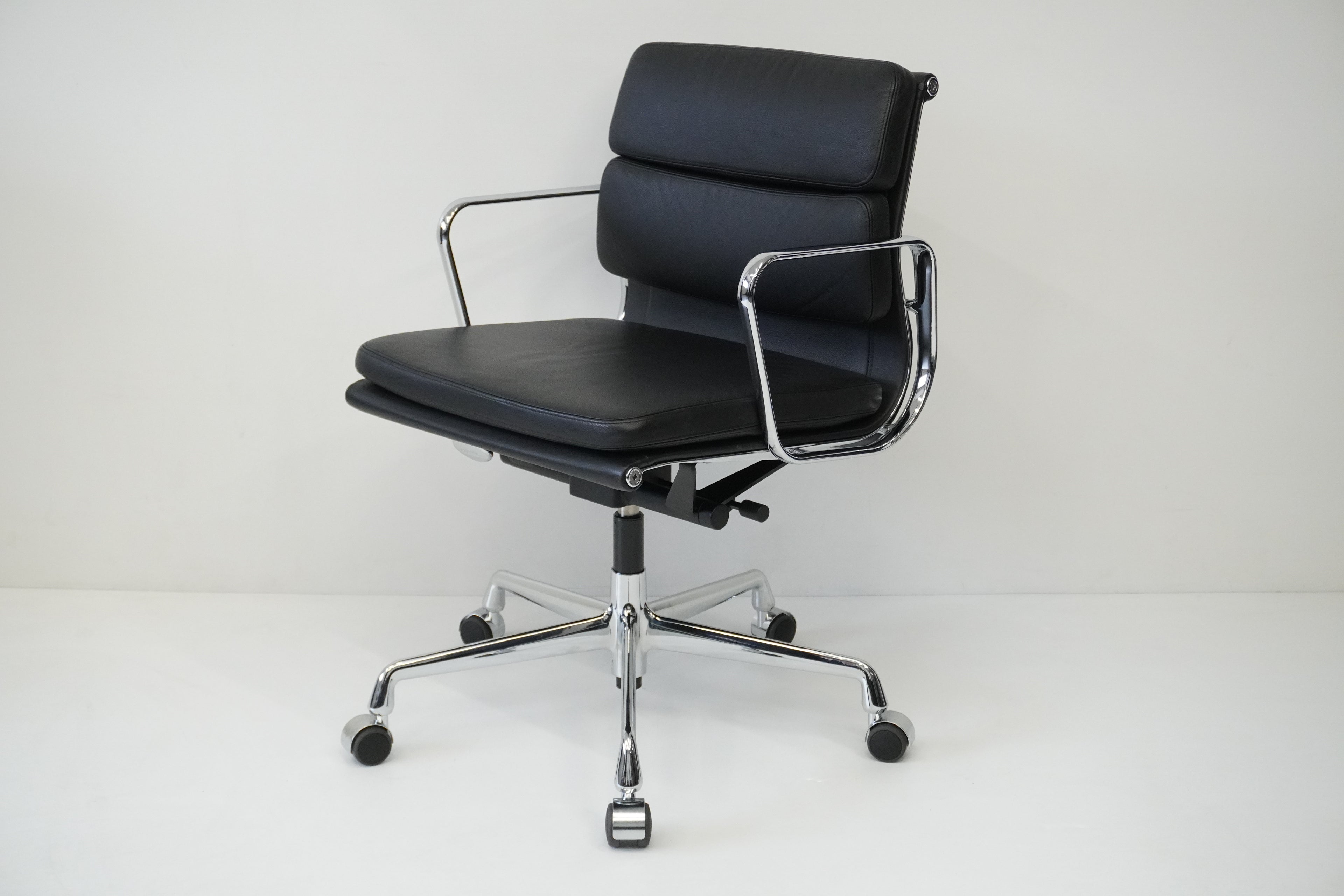 Vitra - Soft Pad Chair EA208 - Leder nero