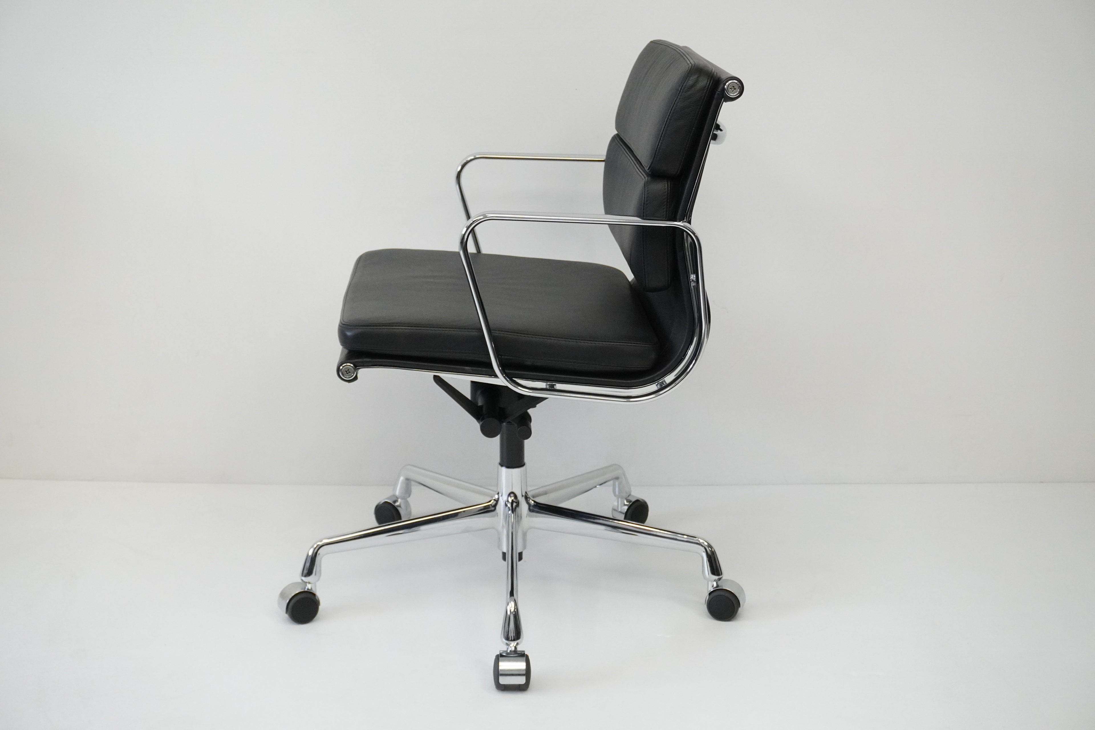 Vitra - Soft Pad Chair EA208 - Leder nero